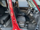 ヘタリもなく綺麗な状態です。シートリフトがついてますので、お好みのシートポジションで運転できます。