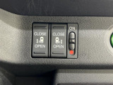 【両側パワースライドドア】両側がパワースライドドアになっており、運転席のスイッチやスマートキーのボタンからでも開閉が可能です!狭い駐車場でのお子様の乗り降りに便利です!