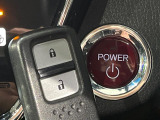 【Hondaスマートキー】カバンやポケットに入れたままでもドアの施錠・解錠が可能なスマートキーを装備。エンジンのオン・オフ時もカギを取り出す必要が無いからとっても便利です♪