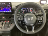【ハンドル】運転にかかわる様々な操作を安全に行えるように視点移動が少なく操作性に配慮されたスイッチ類が凝縮されたコックピットです。