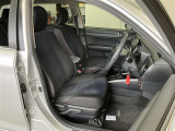 前席はセパレートタイプ!小物入れを兼ねたひじ掛け付で長時間の運転に重宝します!