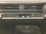 オートエアコンは温度を設定するだけで、自動で風量などを設定してくれます。運転しながら操作も必要ないので、安全性も向上します。