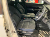 運転席、助手席です。シート地です。吸湿性のある素材をあしらい座面も広くゆったりと座れてきっと気に入っていただけると思います。