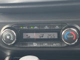 【オートエアコン】一度お好みの温度に設定すれば、車内の温度を検知し風量や温度を自動で調整。暑い&hellip;寒い&hellip;と何度もスイッチ操作をする必要はありません。快適な車内空間には必須の機能ですね♪