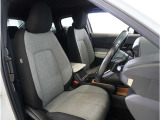 【清潔感のある運転席&助手席】隅々までクリーニングの行き届いた運転席&助手席。目立ったシミや汚れ等もございません。快適なドライブをどうぞ。