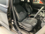 運転席、助手席です。シート地です。吸湿性のある素材をあしらい座面も広くゆったりと座れてきっと気に入っていただけると思います。
