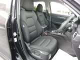 運転席には電動パワーシート搭載!また1つのキーごとシート位置を記憶できるメモリー機能付き!