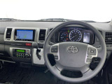 運転席まわりです。 各操作スイッチは使いやすい位置に配置されてます。
