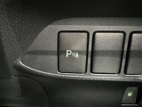 コーナーセンサーを車の前後に装備。障害物までの距離に応じて警告音を変えてお知らせ。縦列駐車時や駐車場・車庫などでの取り回しをサポートします。詳細は販売店スタッフまでおたずねください。