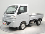 降雪時やぬかるんだ道でも心強い四駆仕様を採用しています。スイッチ一つで荷台が上がり、土や砂利の積み下ろしなどの負担を大きく軽減してくれます。