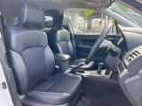 運転席まわりには十分なスペースがあり、大柄な方でもゆったり運転していただける環境です。