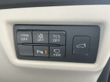 運転席横のスイッチでアイドリングスイッチやパーキングセンサーのON/OFFの切替が可能です。