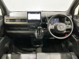 使いやすいレイアウトのダッシュボード周辺です。オートエアコンや小物入れなど嬉しい装備が満載です。