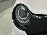LEDヘッドライトは、点灯の瞬間から最大光量を発揮し、突然暗くなるトンネルなどでの安定感を高めます。