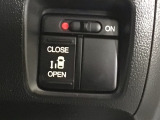 【パワースライドドア】助手席側がパワースライドドアになっており、運転席のスイッチやスマートキーでも開閉が可能です!開口部も広いので乗り降りも楽々♪