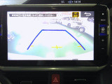 バックカメラの画像です。ガイドラインがスムースな車庫入れをサポートいたします。車庫入れの安心感がアップしますね。