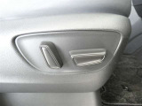 運転席電動シートは、シートポジションを細かく調整できるので長時間の運転もリラックスできますね。