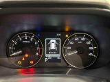 様々な車両情報を表示できるTFTマルチインフォメーションディスプレイを中央に配した視認性の高い大型2眼メーターです
