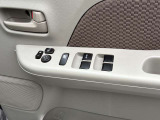 運転席ドアのパワーウインドウ操作スイッチと電格ドアミラーのリモコンスイッチです。狭い駐車場やすれ違い時にドアミラーが遠隔操作で格納できると大変便利です。