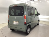 プライバシーガラスが装備されています。外を見るときには気にならずに、後方車両からは車内が見えにくくなってます