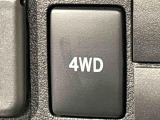走行中でも4WD&hArr;2WDの切り替えはスイッチ一つでOK。パートタイム4WDで悪路走行性と経済性を両立。ぬかるみからの脱出を容易にするスーパーデフロックも装備