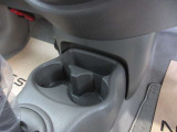 ほっと一息のドリンクをキープするドリンクホルダーです。携帯電話入れても良し。ただし走行中の携帯電話の使用は禁止されていますのでご注意を!