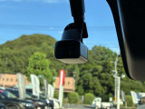 衝突軽減ブレーキのセンサーカメラです!。衝突の可能性が高まるとブザーなどでドライバー知らせ、自動的に緊急ブレーキを作動させ衝突を回避または衝突時の被害を軽減してくれます。