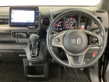 【ハンドル】運転にかかわる様々な操作を安全に行えるように視点移動が少なく操作性に配慮されたスイッチ類が凝縮されたコックピットです。
