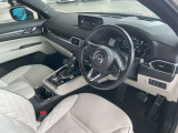 フロントシートは心地よいフィット感と程よいホールド性を両立。今までになく快適な運転を楽しめるマツダ自慢のシートです。