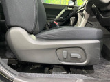 【メモリー機能付きパワーシート】ドライバーごとに設定したシート位置を記憶して、ボタン一つで切り替えできる便利な機能!運転する方が複数名いらっしゃるご家庭におすすめです♪