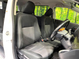 運転席まわりには十分なスペースがあり、大柄な方でもゆったり運転していただける環境です。