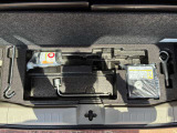 トランクルームのフタを開けると付属の車載工具がございます(^^) 必要に応じて買い足していただくことも可能です!