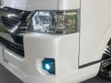 【LEDヘッドライト】悪天候や夜間走行時も良好な視界を確保し安心して運転できる高輝度LEDヘッドライトを装備!点灯速度が早く、消費電力も抑えられています。