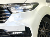 【LEDヘッドライト】悪天候や夜間走行時も良好な視界を確保し安心して運転できる高輝度LEDヘッドライトを装備!点灯速度が早く、消費電力も抑えられています。