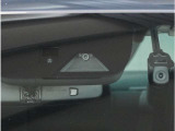 【フォワードセンシングカメラ】夜間走行時に前方の状況を判断したり、車線表示を検知したりします。