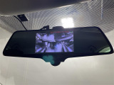 【デジタルルームミラー】車両後方カメラの映像をルームミラーに映すことが出来ます。 そのため、後席に人や荷物があって後方が見えづらい場合でもしっかり視界を確保することが出来ます。