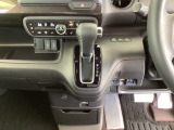 足元スッキリ、インパネシフトです。パーキングブレーキはフットブレーキタイプなので、運転席と助手席の間がスッキリしています。