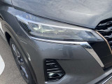 対向車や周囲の状況を判断してハイビーム/ロービームを自動で切り替えます。積極的にハイビームを使い、夜間でも安心して走行できます。