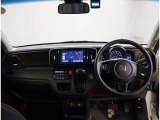 デザインもよく、居心地のよい運転席ですね。分かりやすいスイッチ類ですから操作もしやすく運転をサポートします。ぜひご来店いただき、実際にお座りいただいてステアリングを握ってみてください!