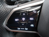 ◆クルーズコントロールにレーダーセンサーを組み合わせ、先行車を測定し設定されたスピードを上限に自動で加減速を行います。一定の車間距離を維持することで、長距離走行でのドライバーの疲労を低減させます。