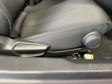 シートハイトアジャスターが付いているので運転姿勢を調整するのに便利ですね。身長に合ったシートポジションは安全運転や疲労軽減にもつながります。