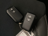 家族やパートナーと個別に持てるため、貸し借りの手間がなくスムーズに乗車できます。また、メインキーを自宅に置いたまま、もう一方をサブとして常に鞄に入れておけるため、持ち出し忘れを防げる点も便利です。