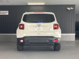 後ろ姿も存在感のあるお車になります。テールランプは&times;が使われており、ジェリ缶をモチーフに作られております。