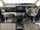 ドライバーを包み込むように、ディスプレーやスイッチ、コンソールを配置。座った瞬間から運転への期待が!空間そのものの心地よさにこだわっています。