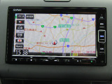 ナビゲーションはギャザズメモリーナビ(VXM-214VFi)を装着しております。AM、FM、CD、DVD再生、Bluetooth、フルセグTVがご使用いただけます。初めて訪れた場所でも安心ですね!