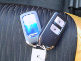 スマートキー付。キーを取り出さなくてもドアロックの施錠・開錠、エンジンの始動が出来ます。雨の日や荷物の多い日にとても便利ですね。