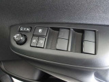 パワーウィンドウスイッチで運転席から全席の窓の開閉ができます。