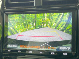 【バックカメラ】駐車時に後方がリアルタイム映像で確認できます。大型商業施設や立体駐車場での駐車時や、夜間のバック時に大活躍!運転スキルに関わらず、今や必須となった装備のひとつです!