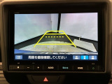 リバースギアに入れるだけで後方の表示へ切り替わります。夜間や雨の日の駐車も楽になりますよ。