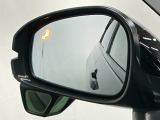 ブラインドスポットインフォメーションは走行中、斜め後ろに車両を感知すると、ドアミラー上のマークを点灯してお知らせします